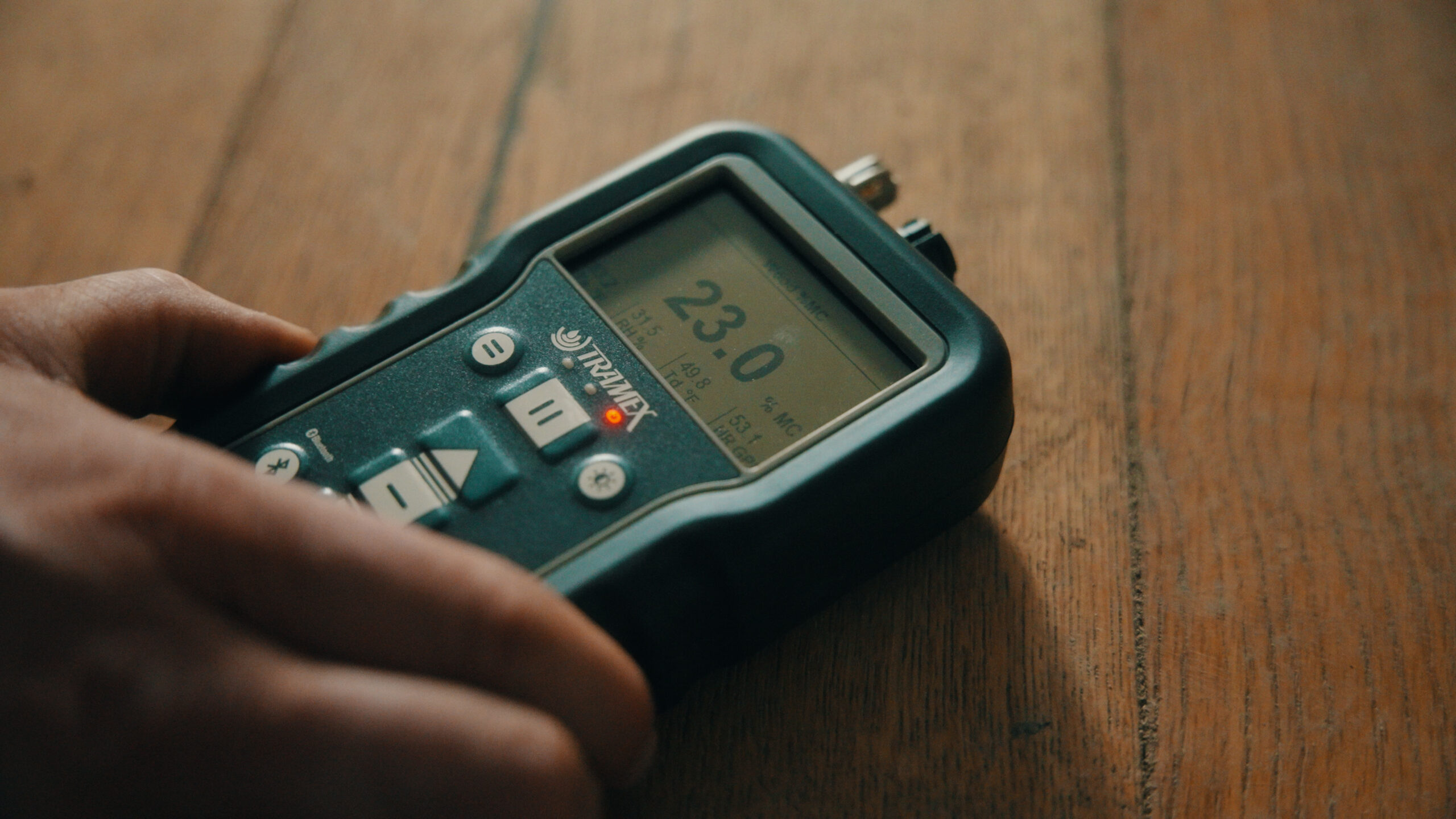 measuring floor with digital meter